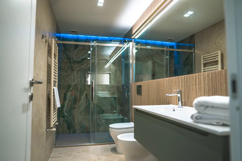 Acero: il bagno con doccia e lavabo