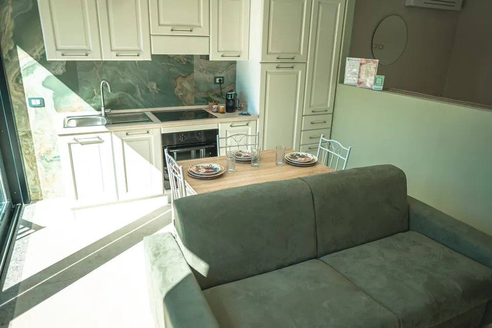 Acero: la cucina attrezzata e la zona pranzo