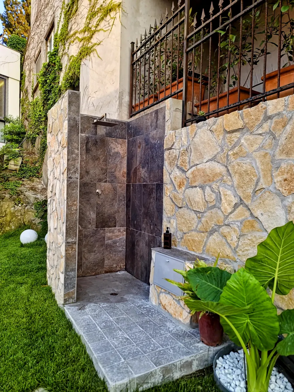 La doccia esterna in pietra nel giardino