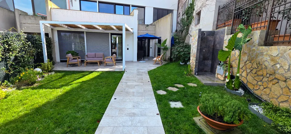 Il giardino con il prato e il vialetto in pietra