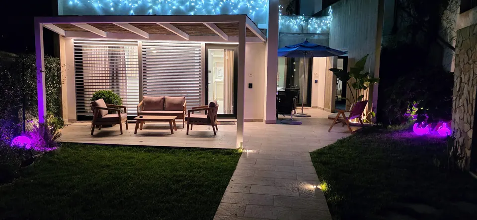 Il giardino illuminato di sera
