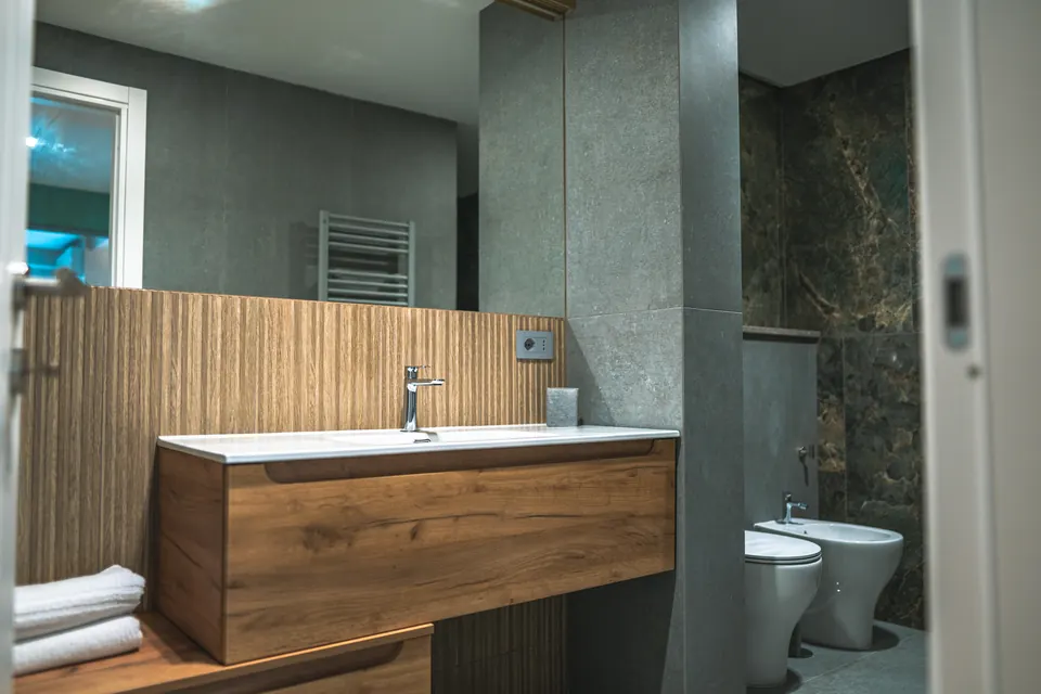 Magnolia: il bagno con mobile in legno