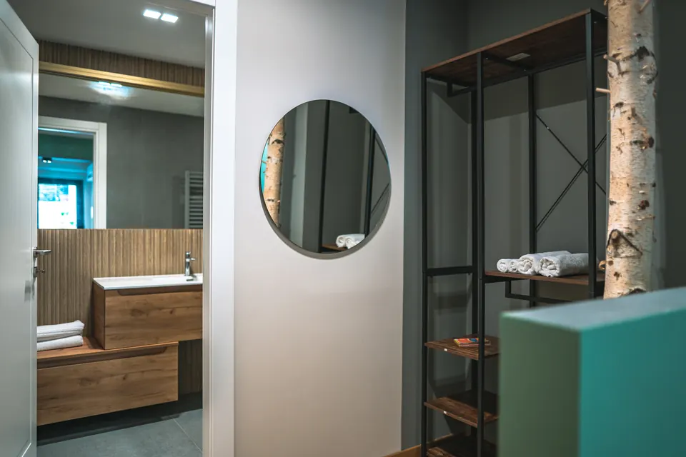 Magnolia: l'ingresso con specchio e vista sul bagno