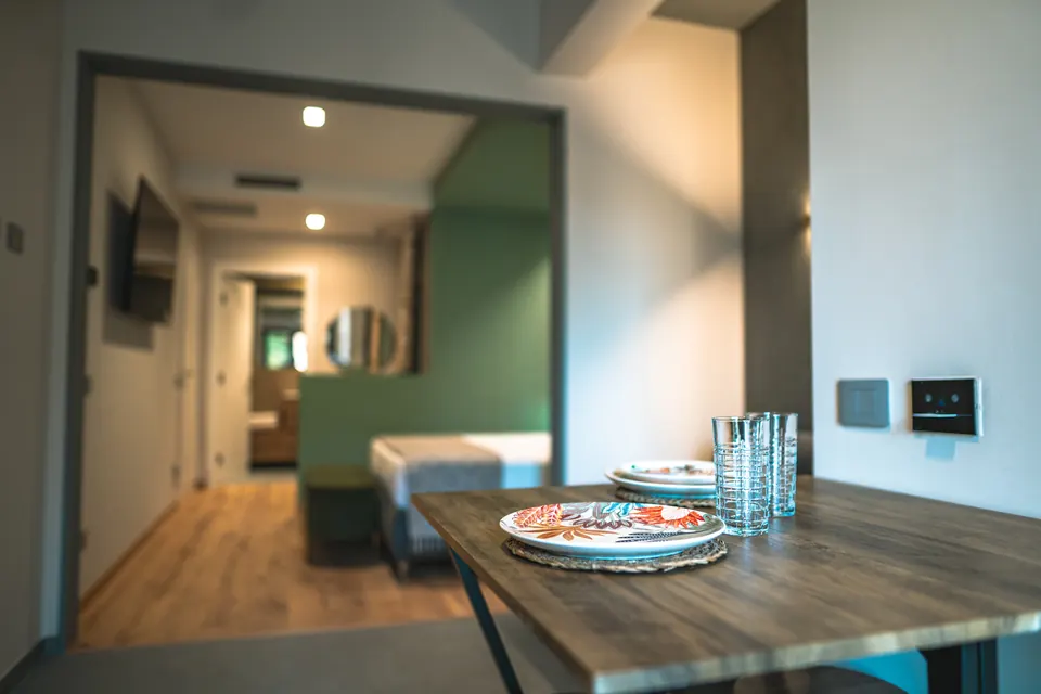 Magnolia: la zona pranzo con vista verso la camera