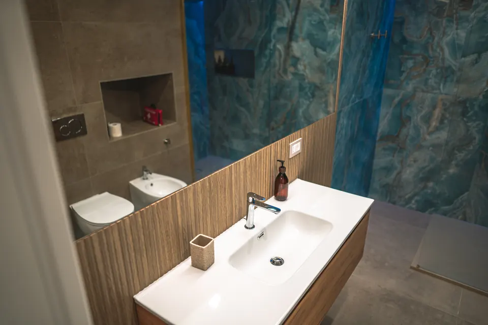 Sakura: il bagno in pietra azzurra