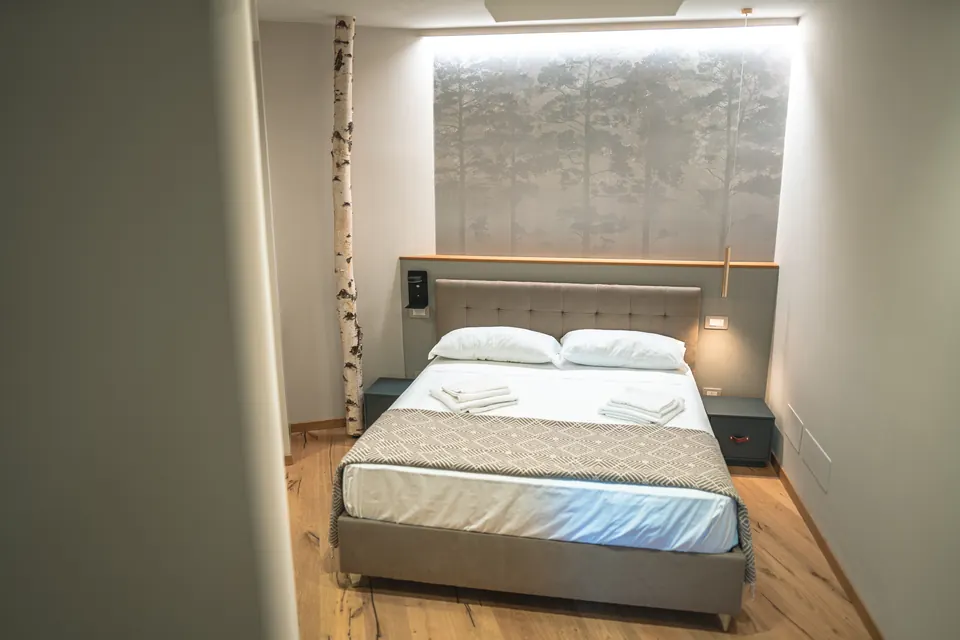 Sakura: la camera con letto matrimoniale e parquet
