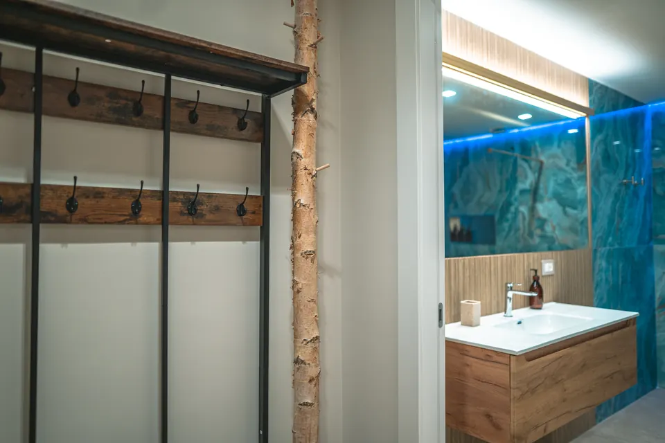 Sakura: l'appendiabiti e il lavabo